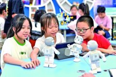 力争上逛地举手：